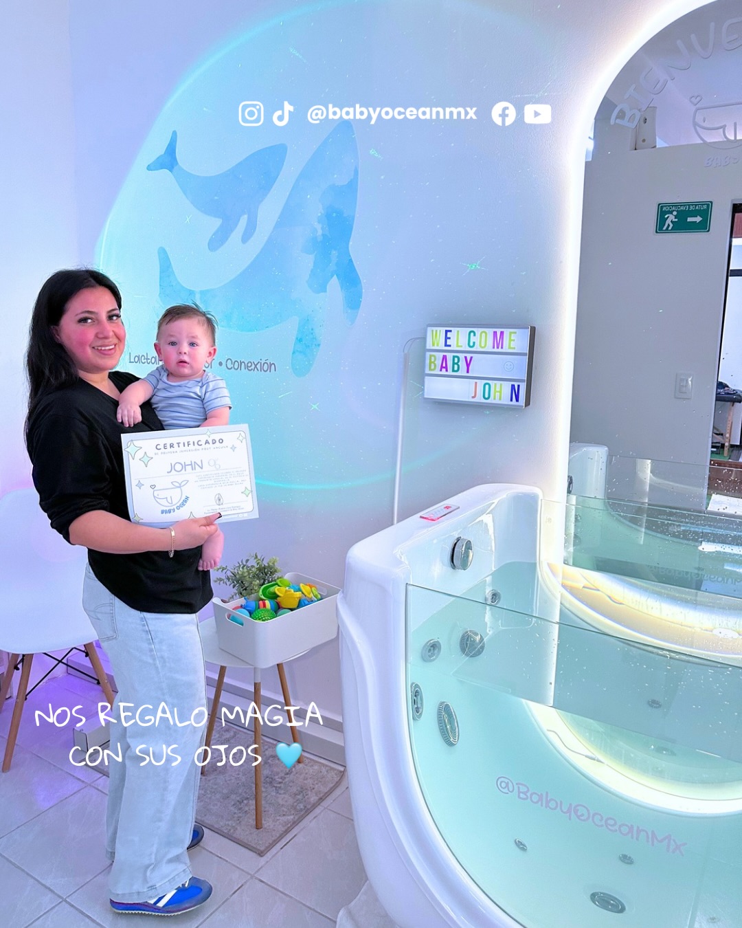 Mamá con su bebé y certificado en Baby Ocean